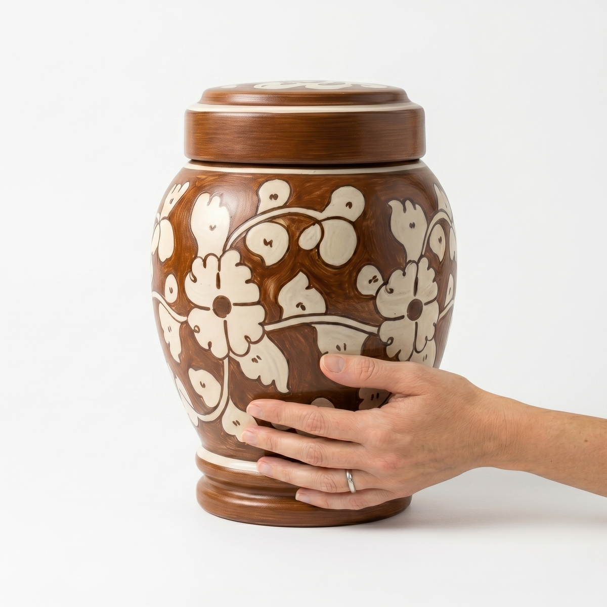 Elm cremation urn, 4.0 size scale view