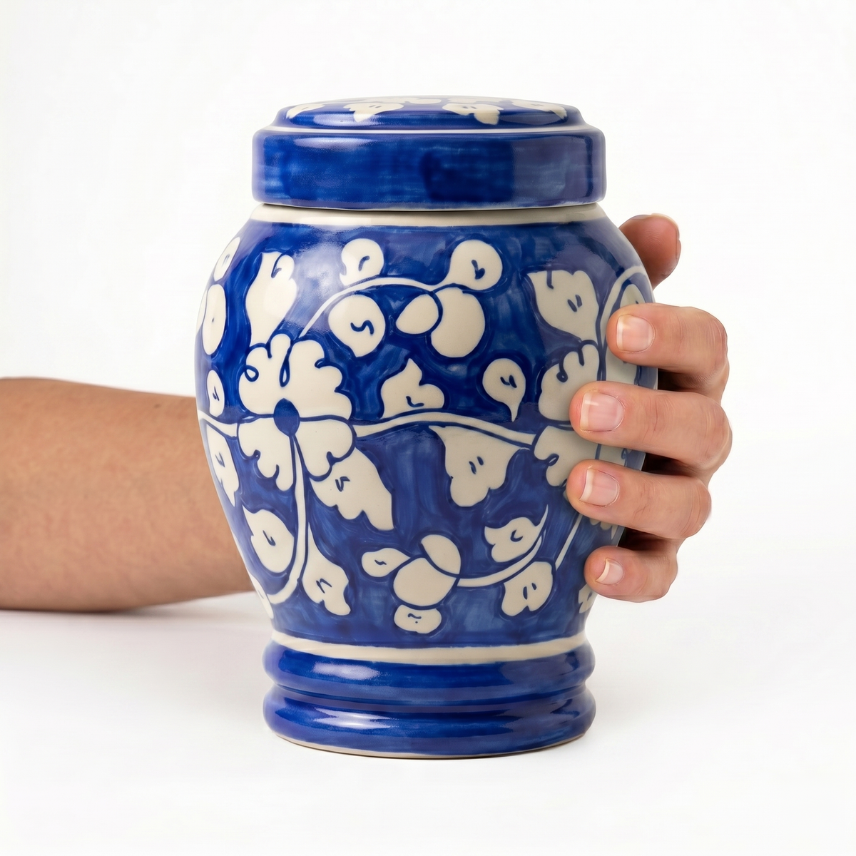 Mina cremation urn, 2.0 size scale view
