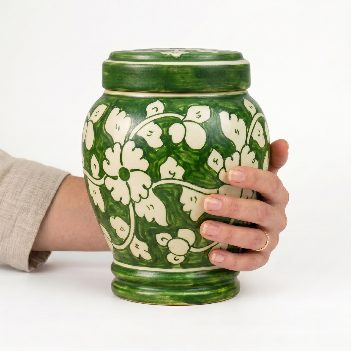 Alder cremation urn, 3.0 size scale view