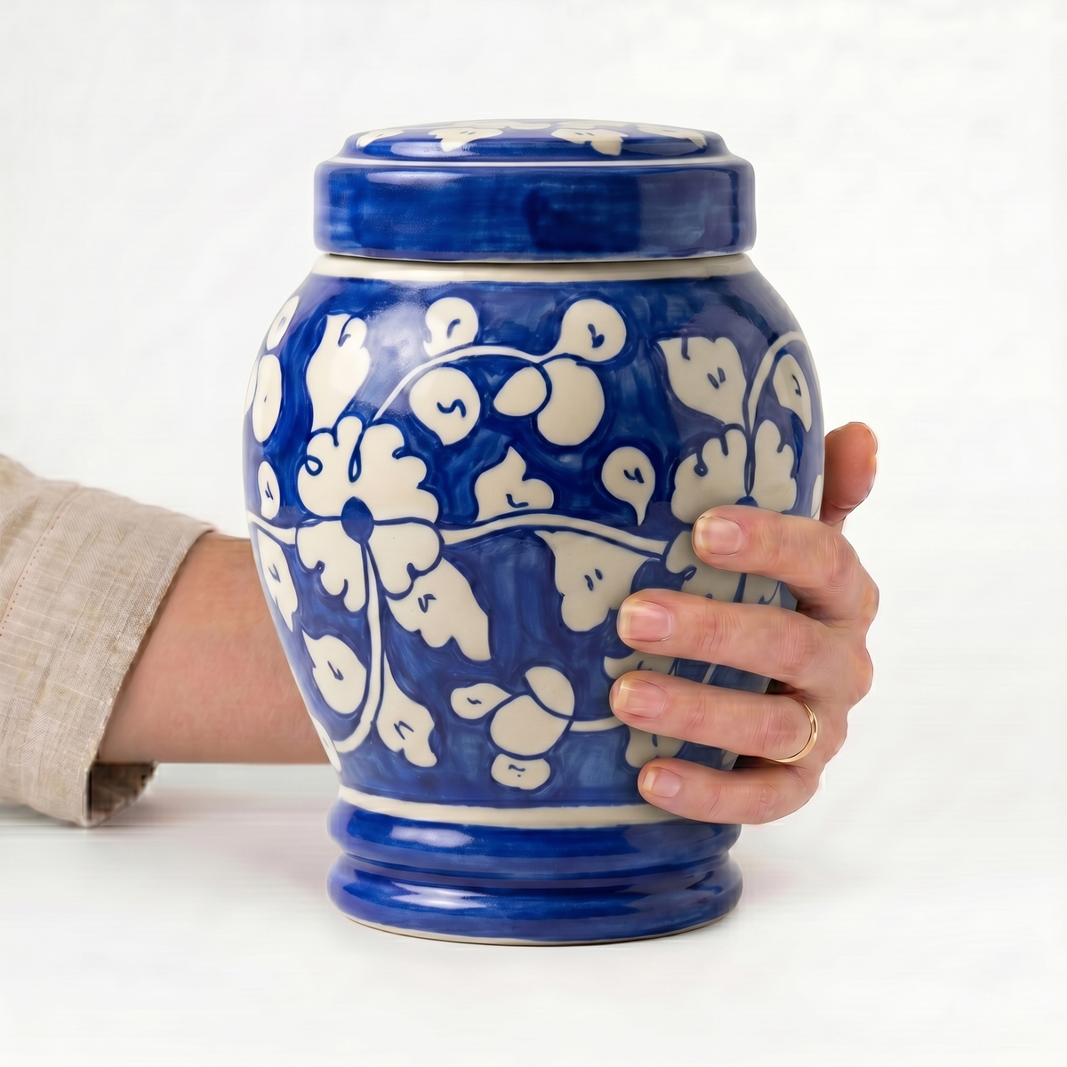 Mina cremation urn, 3.0 size scale view