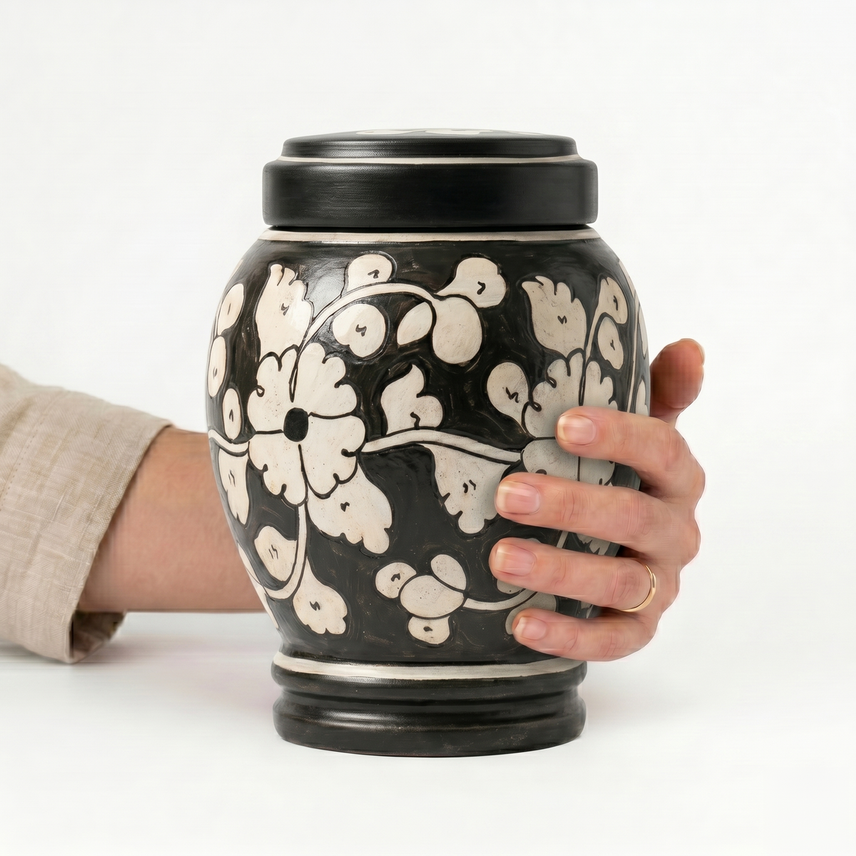 Raven cremation urn, 3.0 size scale view