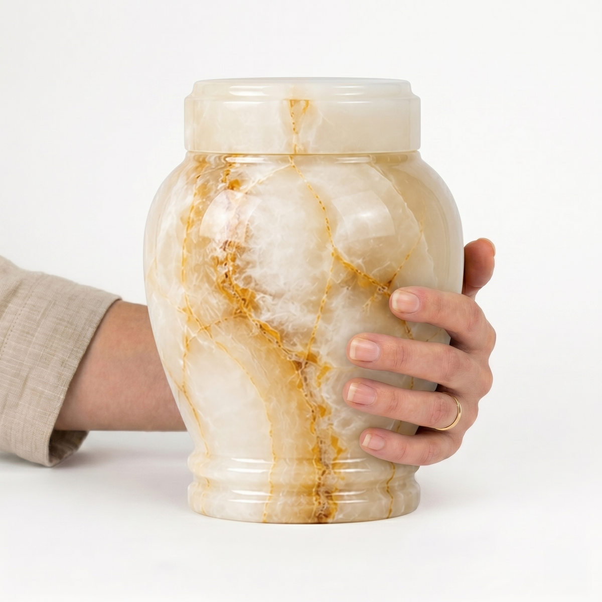 Suki cremation urn, 3.0 size scale view