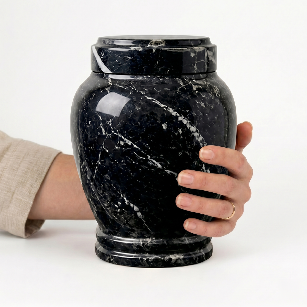 Zuri cremation urn, 3.0 size scale view